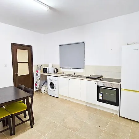 Sky Line Apartment, 150m From Chabad Lubavitch شقة لارنكا